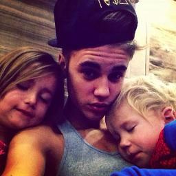 Criado para todas as Beliebers se indentificarem, até porque todas queremos ser a Favorite Girl dele. Justin Bieber S2