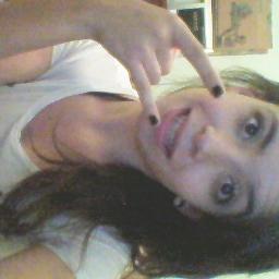 - Uma garottinha noormal, com um sorriso diiferente ;D , Amo muuuuuuuuito CHOCOLATE :p hehe'