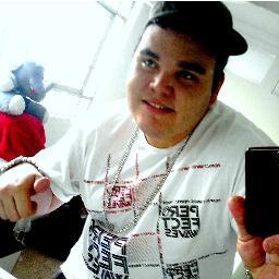 Simplesmente um cara q ama muito a vida. Adoro fazer amizades, 
Qualquer coisa segue ai. 

Vlwwwww '