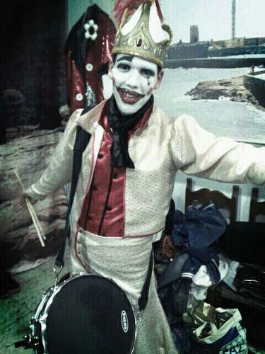 Carnavalero y Nazareno 1000% Amante de la Musica  Mi lema:Pasarlo bien a poder ser con la cartera llena... Odio incontenible a los chatarras!!!!
