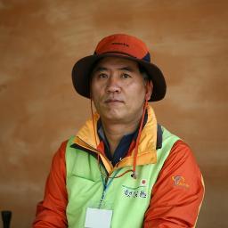 2009년 부터 농림수산식품부의 블로그기자로 활동하고 있습니다
2010년 08월 부터 스마트폰으로 바꾼다음 트위터와 페이스북을 하게되었습니다
2010년 다음에서 우수 블로그로 활동하고 있습니다
아울러 귀농을 위하여 교육과 정보를 취합하고 있는중입니다
3형제를 둔 평범한 가장입니다
