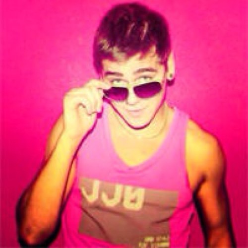 ¿ Mi idolo ? Si , la persona que esta en mi icon es mi idolo , puede ser perfecto o imperfecto , muchas personas lo odian , pero yo lo amo ❤ { @matismilee }.