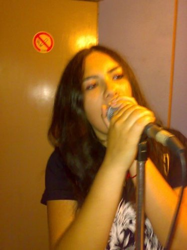 Bueno, estudié Literatura en inglés 2 años y ahora estudio Música, especializada en canto popular. :)
