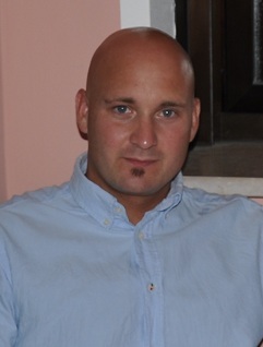 Farsa, skogsarbetare, hockeytränare, reservofficer, månskensbonde och jägare.