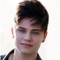 O desafio me atrai de cara. Ráá... (Instagram: @chris_leao) E-mail profissional: contatochrisleao@live.com (ñ sou eu q leio)