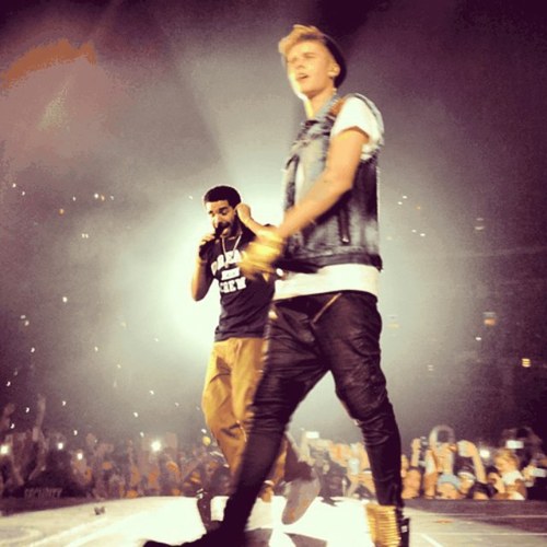 Yes im a boy who love justin bieber. No i am not gay. Im here to support my idol through thick and thin no matter what. Im here, im never leaving #Proudbelieber