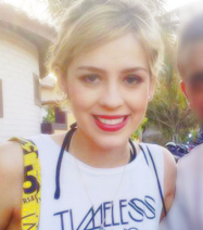 Seus olhos,teu sorriso,é inexplicável como você ganhou meu coração,a pessoa mais linda do mundo sophia ‹3