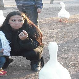 Dice que no le interesa lo que pasa entre ellos  y no se mete pero le revisa a él el celu... =(