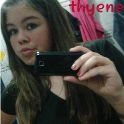 uma menina q gosta de todo mundo mais mexeuuu com ele .ela n abaixa a cabeça pra ninguem fica de boa pq n gosta de briga mais fica a dica tudo q vai voltaaaa.