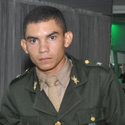 Sou como você me vê.
Posso ser leve como uma brisa ou forte como uma ventania,
Depende de quando e como você me vê passar.