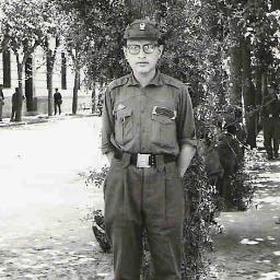 Militar de lo Recne de Valènsia retirat. Actualment, cuide de la meua dona i lo camp. Grasies a toch.