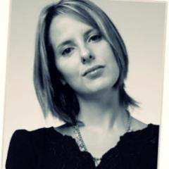 Tati Bernardi é uma publicitária paulistana, autora de quatro livros e muito conhecida no mundo virtual por seus textos. (Este perfil não é oficial).