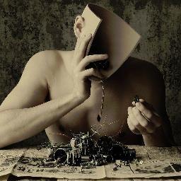 delilusionista's profile picture. ¿Qué es la vida? Un frenesí, una ilusión, una sombra, una ficción; y el mayor bien es pequeño; que toda la vida es sueño, y los sueños, sueños son. P. Calderón