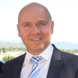 Ingeniero, emprendedor, profesor, currante y apasionado de Internet.