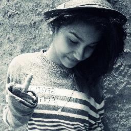 sentimental,ciumenta, insistente, sou boba,besta e idiota demais pra muito pouco EU . http://t.co/KSrbA6Kk . segue ae ↓