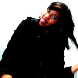 15 anos, louca apaixonada por Cristo, adoro tocar violão,skate ', música haahaha'