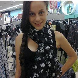 -mimada,boba,ingênua,lesa,são paulina,canceriana,amorosa,timida,simpatica,chata,egoísta,amiga,sincera e companheira.. Vemk ;3