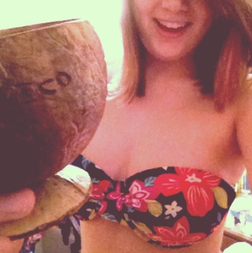 curvesinakini's profile picture. Flaunt your curves, it's 5 o'clock somewhere ✌