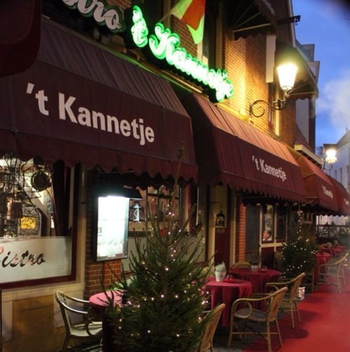 Gezellige bistro/restaurant in binnenstad Amersfoort aan Lieve Vrouweplein tegenover de Onze Lieve Vrouwetoren voor drankje, hapje, lunch, borrel, BBQ en diner.