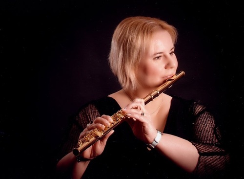 Flute player and loves music. Offers flute tuition in the Whiteley/South Hampshire area. Always looking for more flute playing opportunities. Check website.