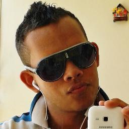 É necessário abrir os olhos e perceber que as coisas boas estão dentro de nós, onde os sentimentos não precisam de motivos nem os desejos de razão (I)