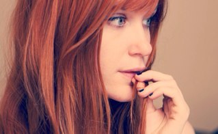 Até cortar os próprios defeitos pode ser perigoso. Nunca se sabe qual é o defeito que sustenta nosso edifício inteiro.Modelo-18-Blogueira-Aquariana
