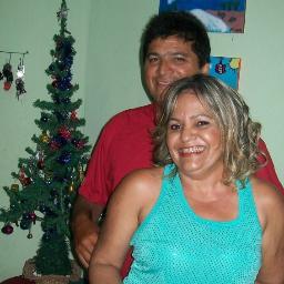 sou casada,mae e totalmente feliz.defeitos sim! quem não tenhe,mas procuro sempre acertar na medida do possivel e vivo  um dia a cada dia......