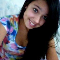 Eu admiro demais os detalhes. O detalhe de um sorriso tímido, da forma como os olhos se movem. Tudo revela algo.