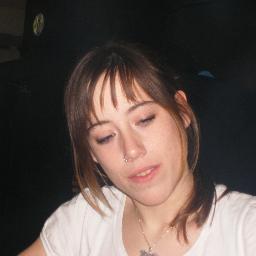 Licenciada en psicología, experiencia en comunicación y gestión de programas, trabajando con ONU Mujeres. Engachada al amor y amante del chocolate.