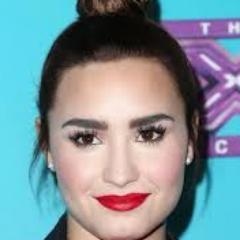 Sou deme lovatu,Sou Realista,Adoro barraco com glitter  ♥. Só digo a verdade, n gostou? n importa, sou demi lovato, nem te conheço.