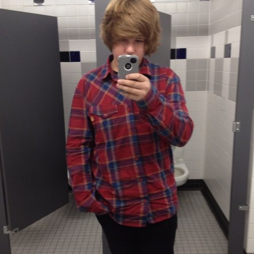 Like to skate and play black ops hate grapevine middle school!(; (; bulls all the way(: