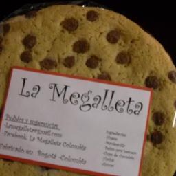 No es solo una galleta es La Megalleta Felicidad con chips de chocolate ¿Quieres trabajar? sugerencias o pedidos 3118981443 - lamegalleta@gmail.com
