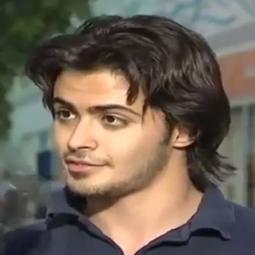 ولد أمي وأفتخر ،، متفائل دائماً ،، أحب الناس كلهم ،، أملك حلم كبيرررر جداً ،، وأختم وأقول i love you mama