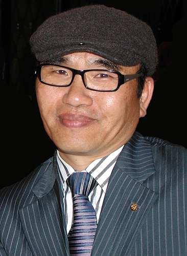 홀로 독백하는 외로운 산책자입니다. 사소한 것, 가까이 있는 것, 친근한 것에 대한 미적 향수자입니다. - 詩人. 미래일보 편집국장 (정치외교부 기자)