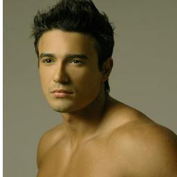 Paulistano 25 anos modelo e ator atualmente mora Milão onde trabalha de modelo fotográfico e  estuda cursando  o ultimo ano de publicidade