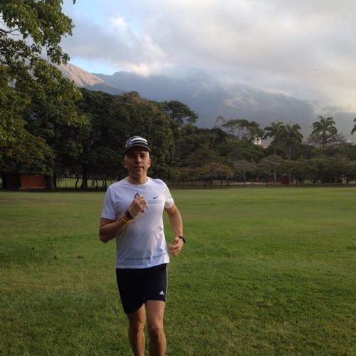 Venezolano, aprendiz del cuatro, empresario, productor musical y deportista.