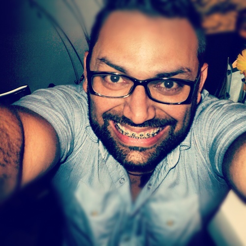 Diseñador Gráfico, Comunicador Social, Locutor, Animador, papá a tiempo completo, medio loco y enamorado...