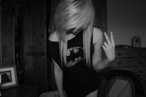 Street walker~~ 17, Demonic, friendless. Dm me for some fun (;