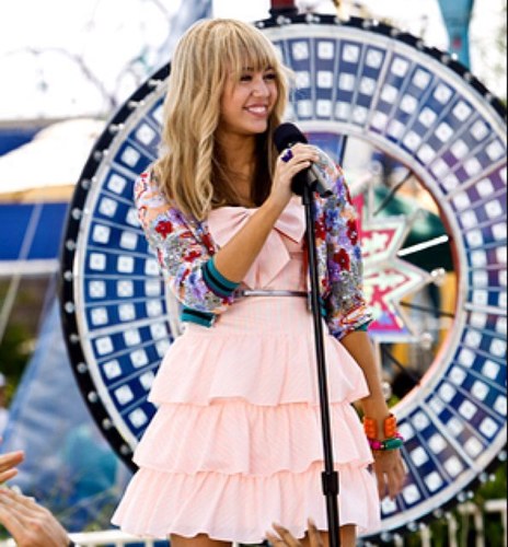 Ordinary girl by day. Rock star at night. Love y'all ✌