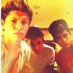 Fan club dedicated to boyband One Direction and singer Justin Bieber DIRECTIBIEBERS!
follow me @ tipoassimMiih_