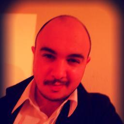 EU:  25 anos..pai...coração alviverde..ouvido que entra em paz com blues..mente metida a filosofa..gosto de tentar coisas impossíveis.adoro ursos de goma.