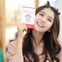 อันยอง~ ฉัน ยูยอง จาก Hello Venus~! .ยิ้มกว้าง ^____^ ฉันเป็นมักเน่ของวงค่า ฉันเฟรนลี่ ขี้อ้อน ฉันเลี้ยงไอติมน้าาา ฟอลมานะค่ะ ^O^ VENUS!!!