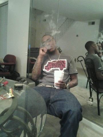 #SALUTE me or #SHOOT me I get money if yu die real yu live longer think bout it bt follow me