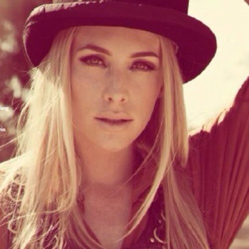 One of those Denali girls. I have an electric touch. Vampire, Sister of #Irina and #Tanya, (RP,Single and Looking)