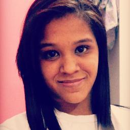Quem e essa menina do céu cor de rosa não sabe se rir,Não sabe se chora,Sabe só q quer viver com alguém♪ 
http://t.co/Q4YViJLA