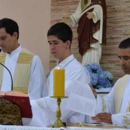 Uma pessoa que adora seus amigos, que ama sua família e que tem fascínio pela sua religião.