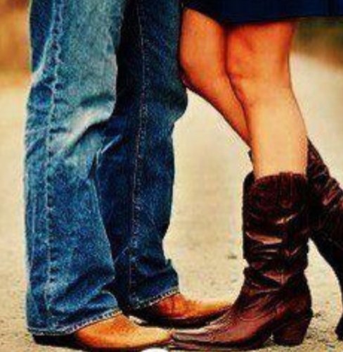 Im a good ole country girl. I like mudding, fishing, hunting, anything like that. Twittbffs; @country_lovinnn @southerbell_7 kik me; countrygirl2321