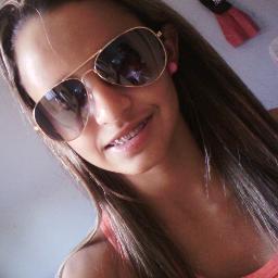 , ' Cuidado princesa , tem muita vadia se fingindo de amiga , so pra roubar seu principe ;x .