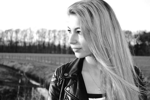 hoe slecht het contact tussen ons ook is,weet dat ik er ben en je altijd wil helpen. alwaysmybest xnikki Every blond needs a brunette -youre best lisa❤️