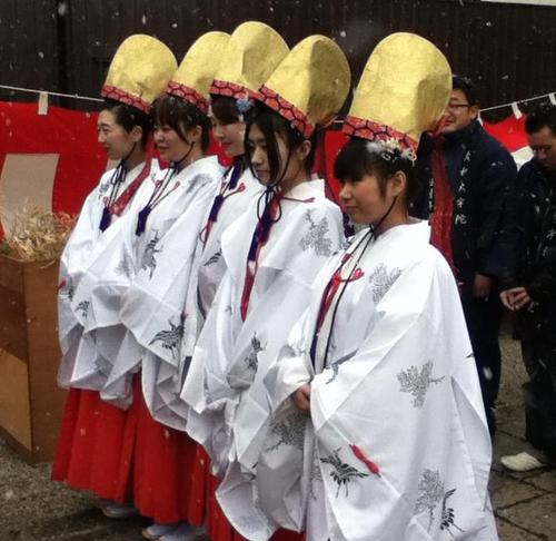 宇陀初えびすは「初市」や「えべっさん」と親しまれ江戸時代から続く宇陀恵比須神社の祭典で毎年2月11日(祝)に行なわれます 宇陀初えびすは宇陀松山初えびす実行委員会とにっこり匠の会が運営しています